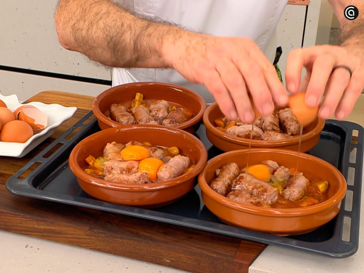Coloca los champiñones en una cazuelita, añade un huevo y al horno