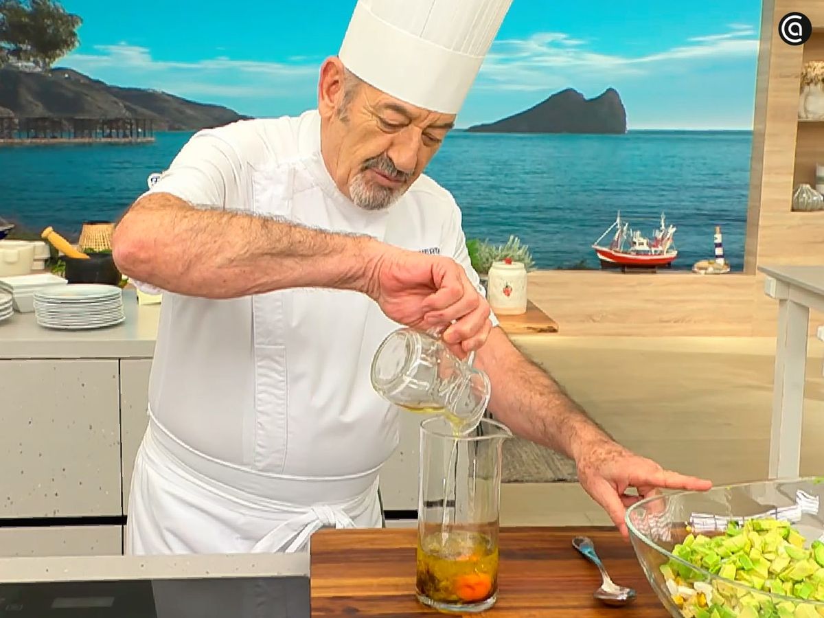 Coloca los ingredientes en el vaso de la batidora para mezclarlos
