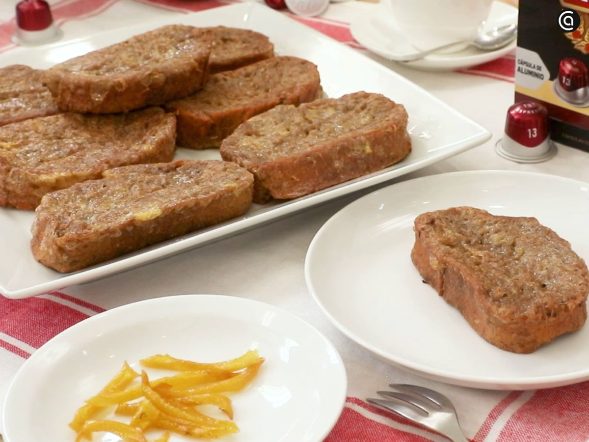 Decora las torrijas de café con azúcar o solo con canela (si no quieres algo tan dulce)