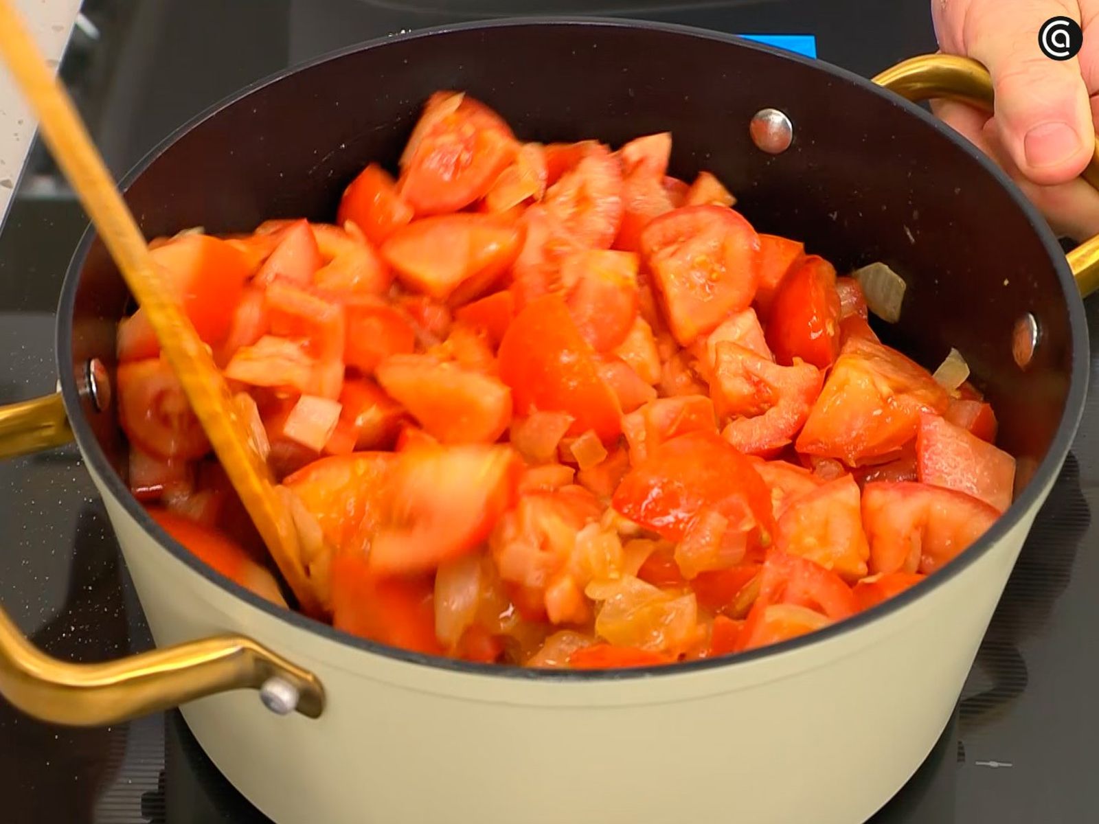 Pocha las hortalizas para la salsa de tomate y tritúralas al final