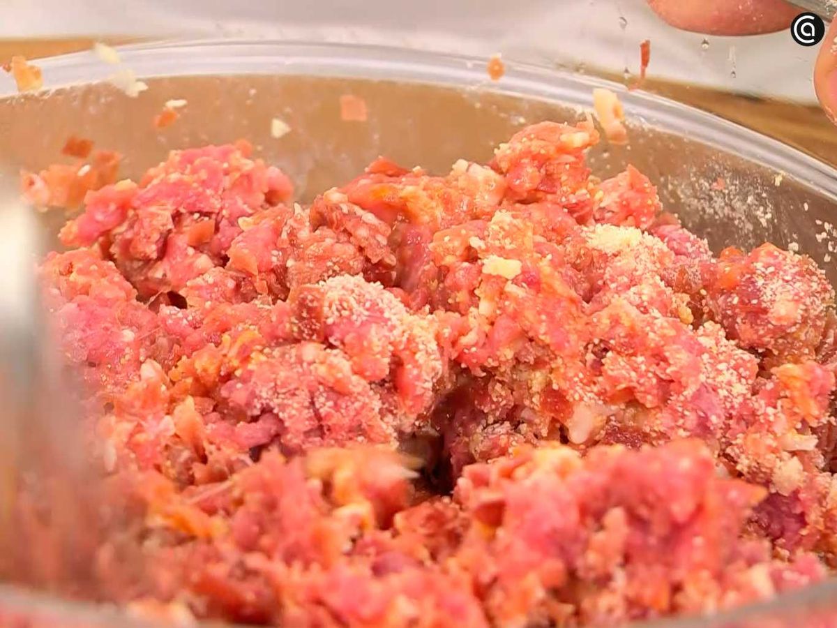 Haz la masa de las albóndigas