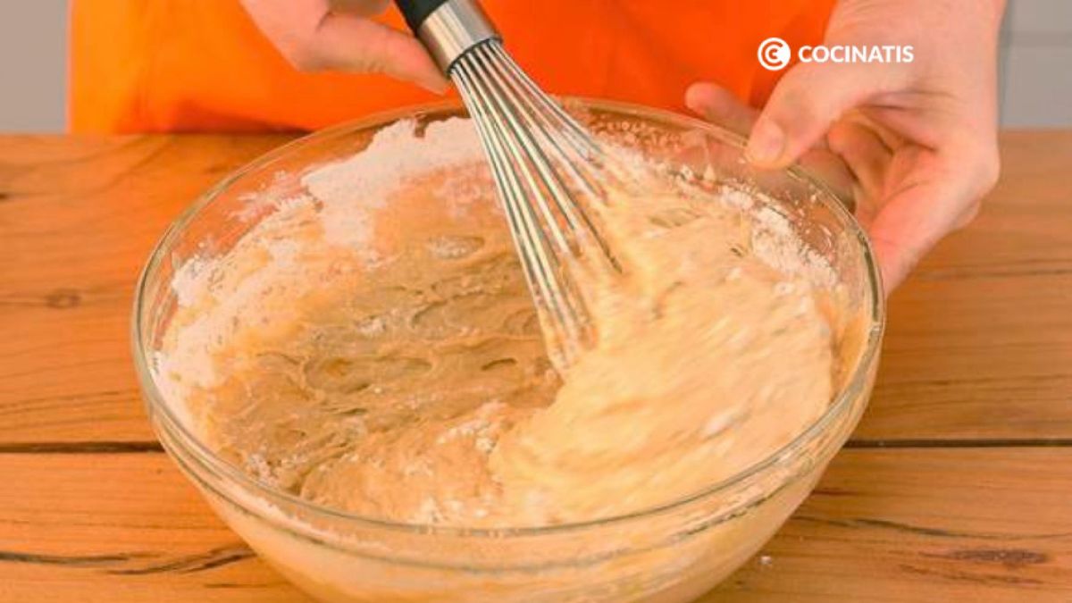 Añade la pulpa de naranja y mezcla