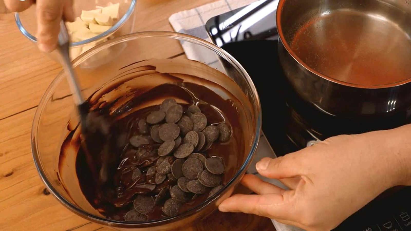 Funde el chocolate al baño maria Receta de huevos de pascua de chocolate paso 1