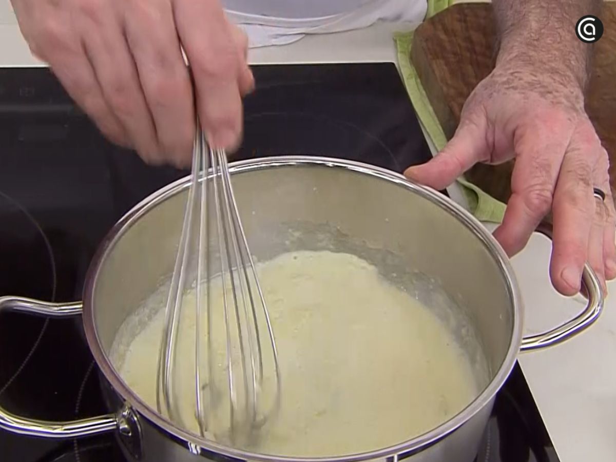 La salsa va tomando cuerpo a fuego suave, manteniendo un color claro y una textura cremosa.