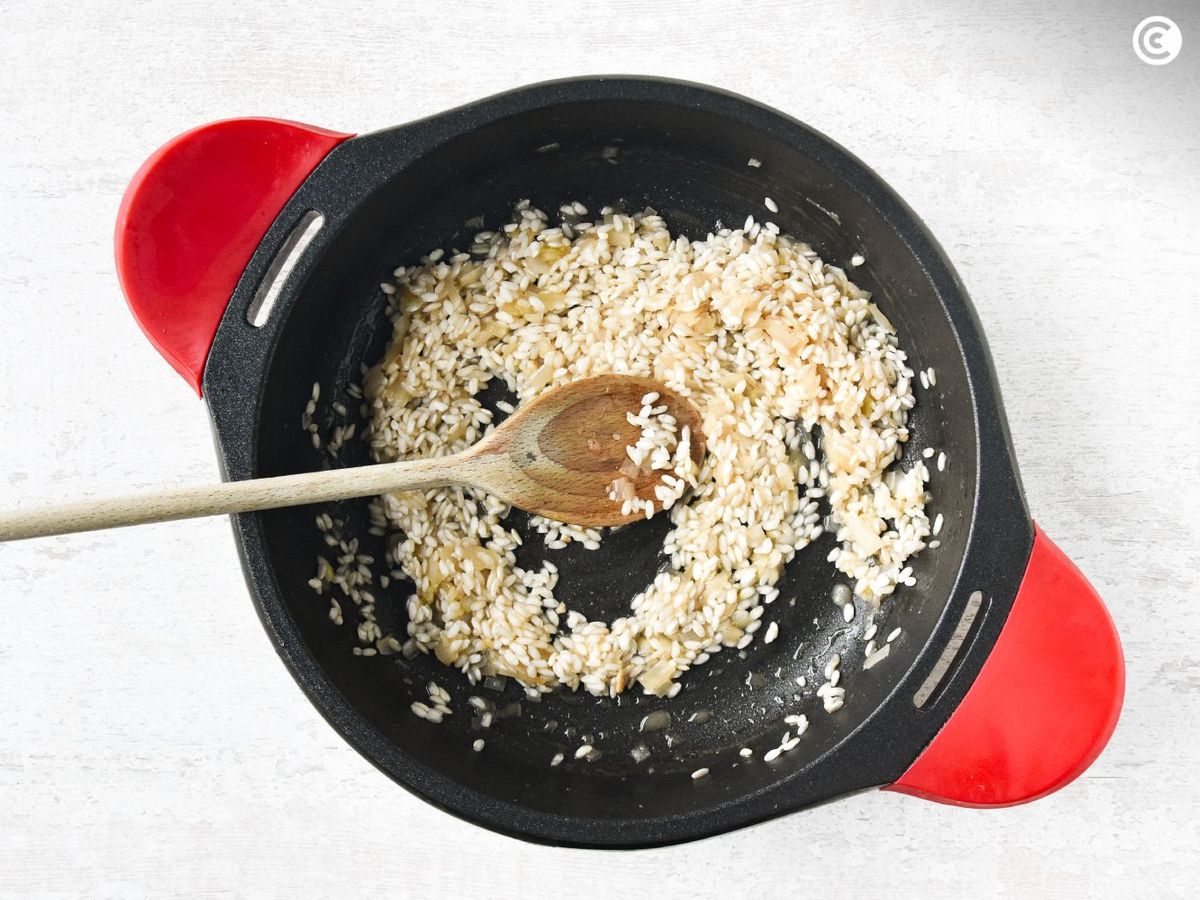 Añadir el arroz al sofrito del risotto de pollo