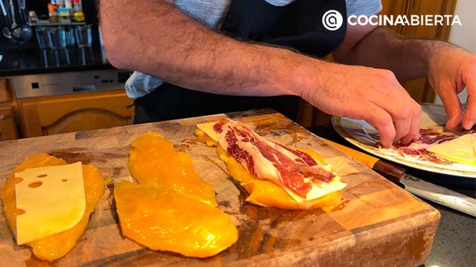 pechuga de pollo rellena de jamon y queso con salsa de pimientos receta joseba arguinano paso2 pechuga de pollo rellena de jamon y queso con salsa de pimientos receta joseba arguinano paso2