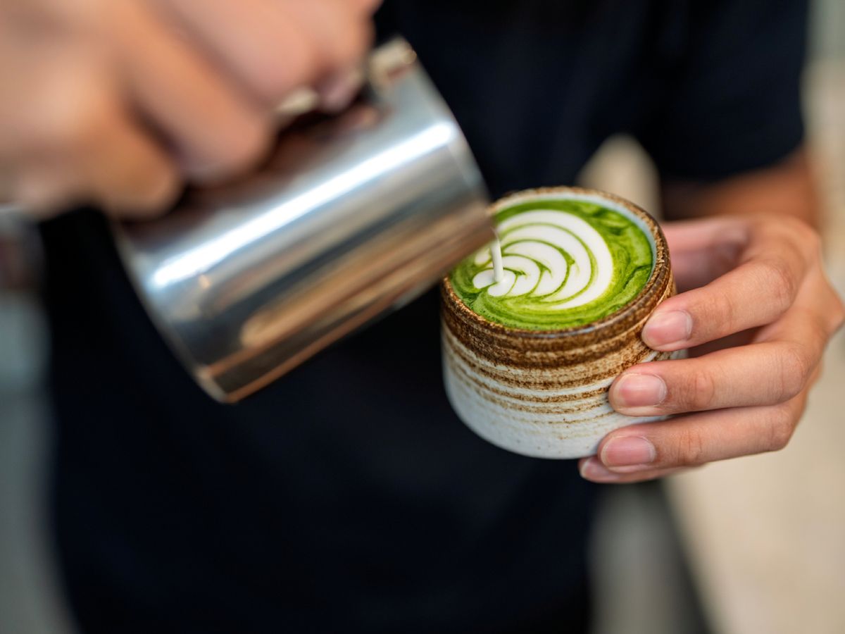 El matcha latte, cremoso y fotogénico, es la versión moderna que ha llevado este té milenario a cafeterías de todo el mundo.