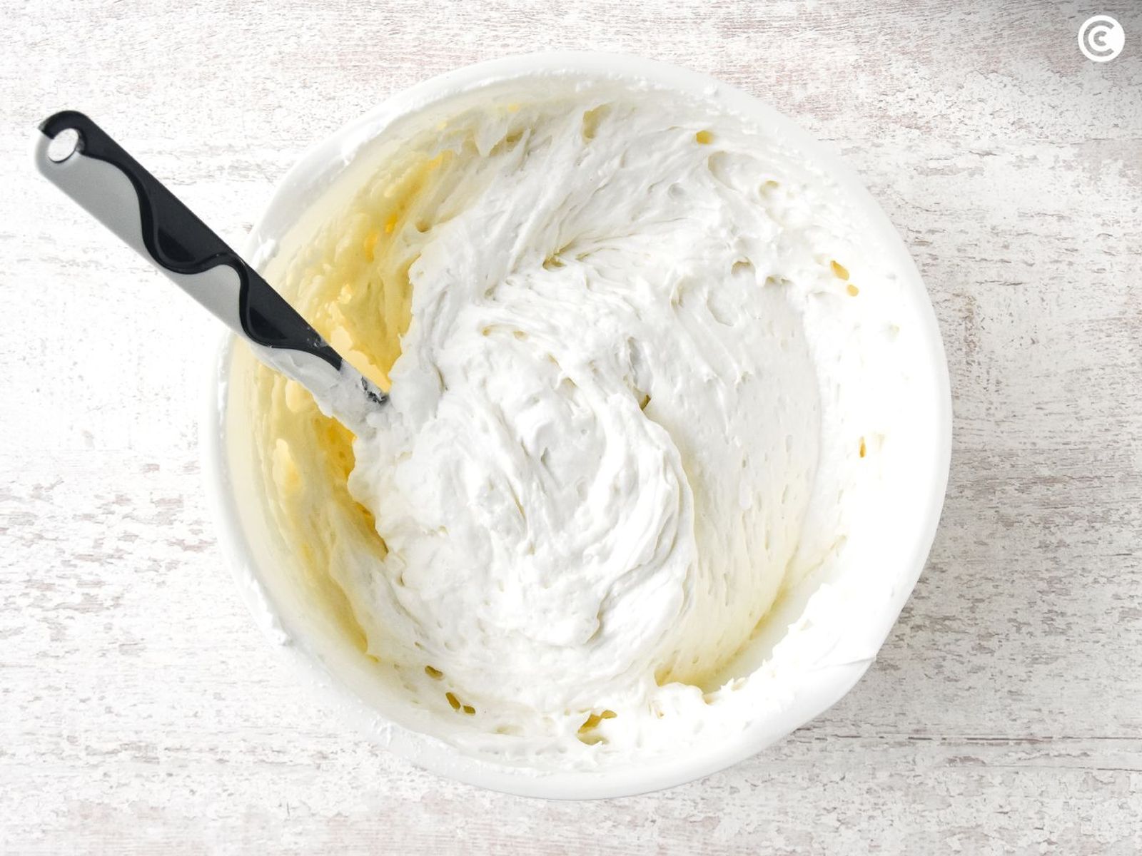 Agregar la nata a la masa de la bica blanca de Laza