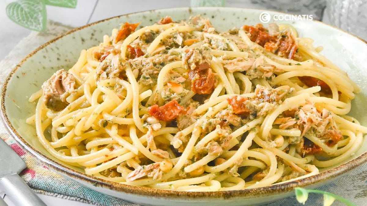 Espaguetis con atún, tomate y pesto