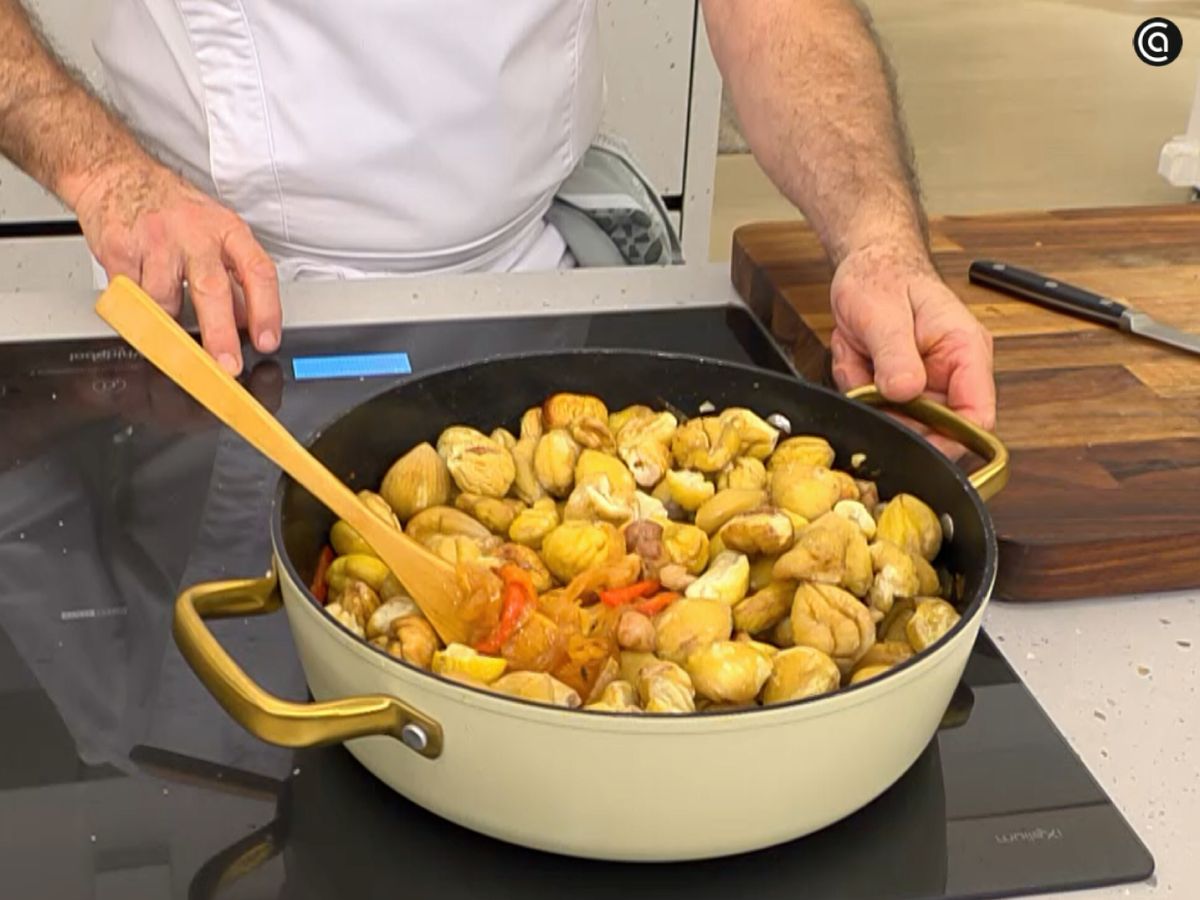 Los dados de panceta friéndose al inicio de la receta para que suelten la grasa.
