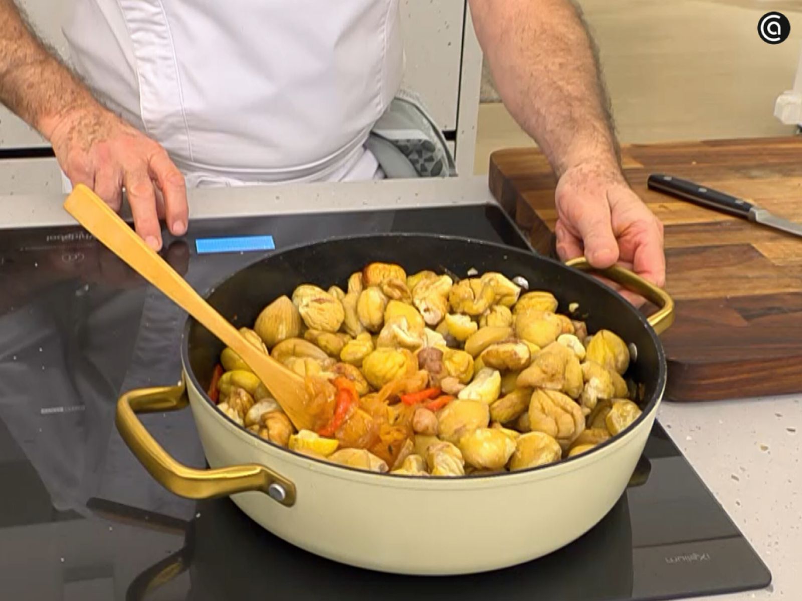 Los dados de panceta friéndose al inicio de la receta para que suelten la grasa.
