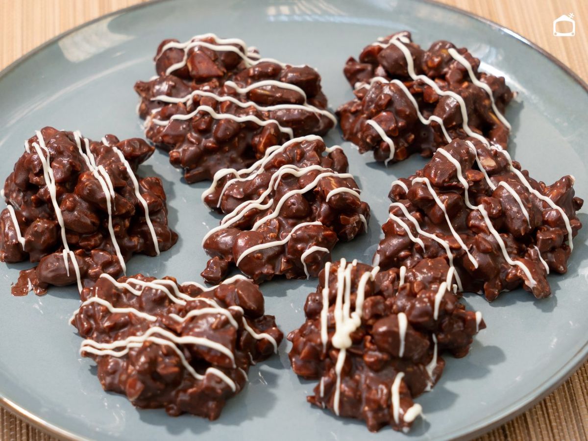 Deja reposar hasta que se enfríe y sirve las rocas de chocolate