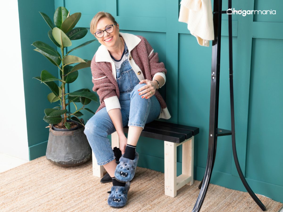 El banquito en uso en la entrada, perfecto para descalzarse con comodidad al llegar a casa.