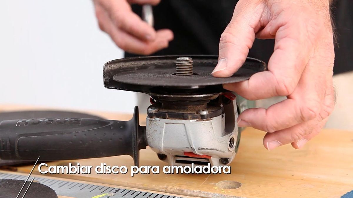 Como se coloca el disco en la amoladora paso 5
