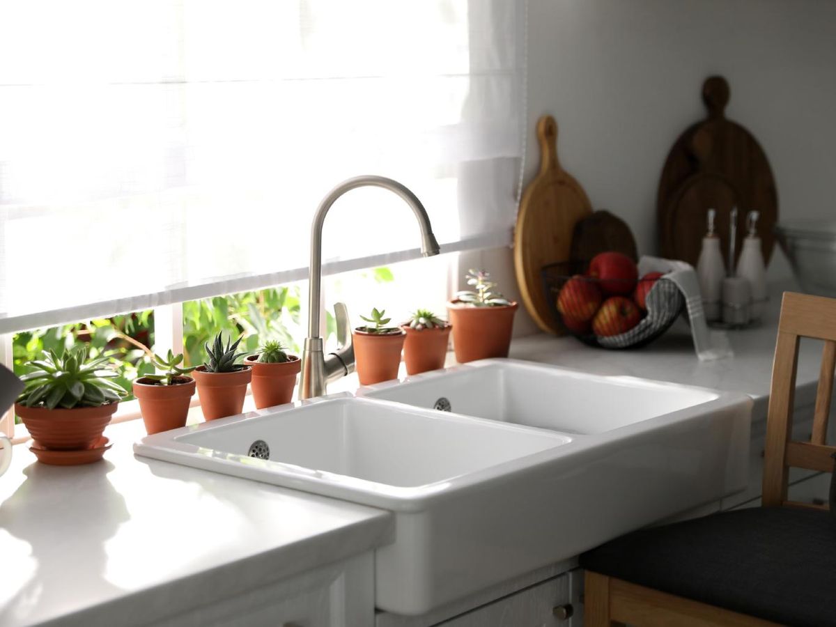 Un fregadero sin platos acumulados transmite orden y limpieza en la cocina.