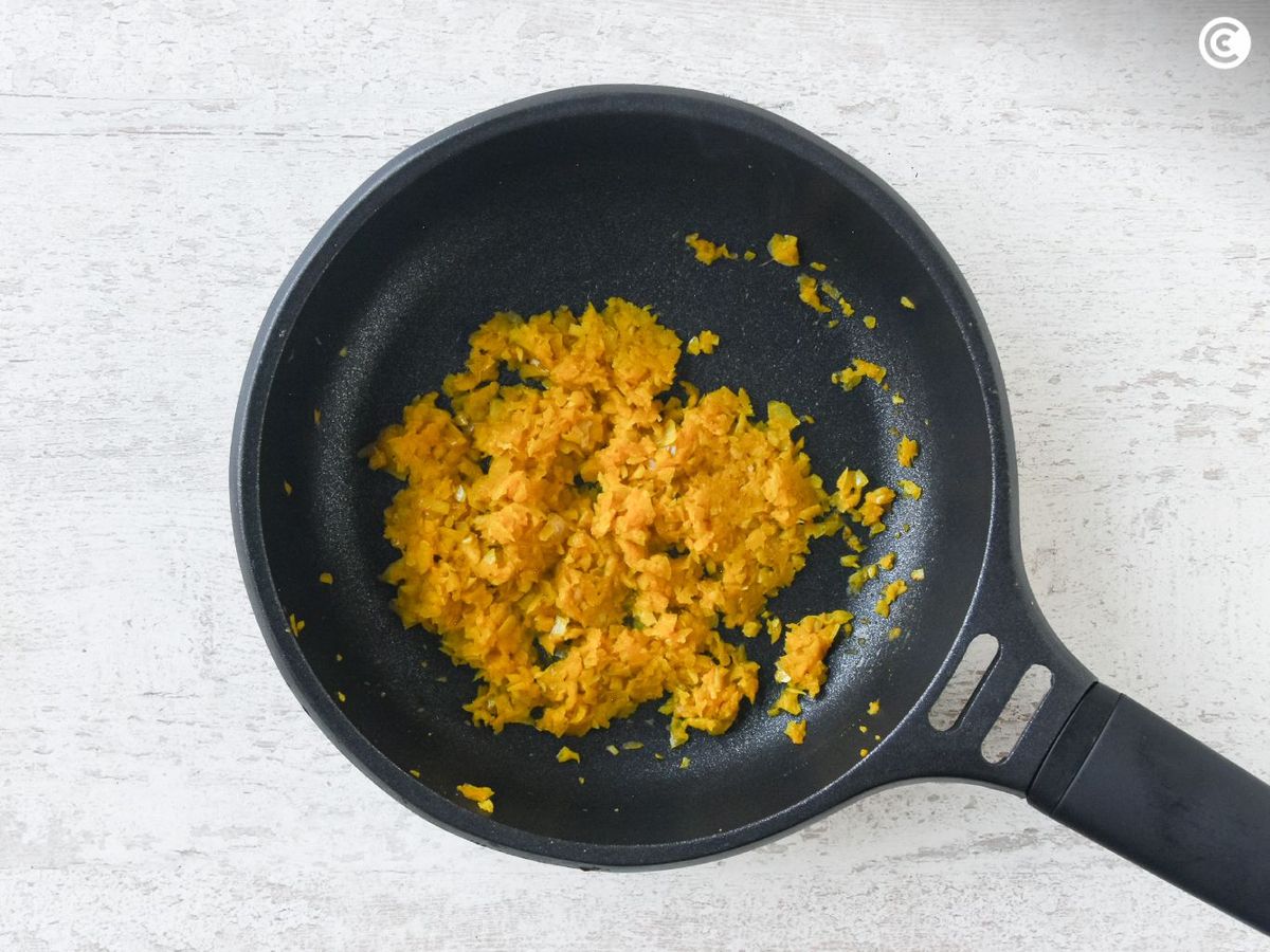 Sofreír la pasta de curry para el salmón