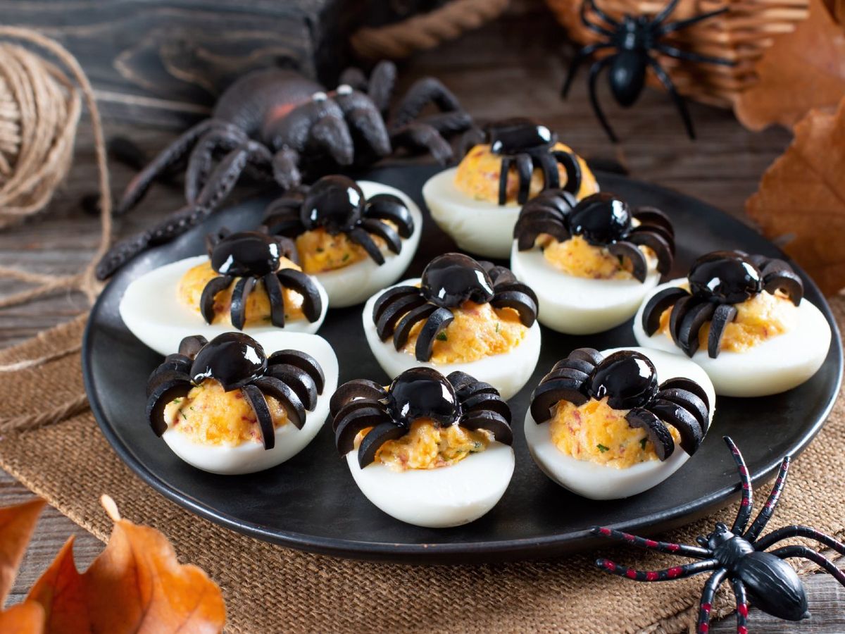 Huevos rellenos decorados con arañas de aceitunas negras