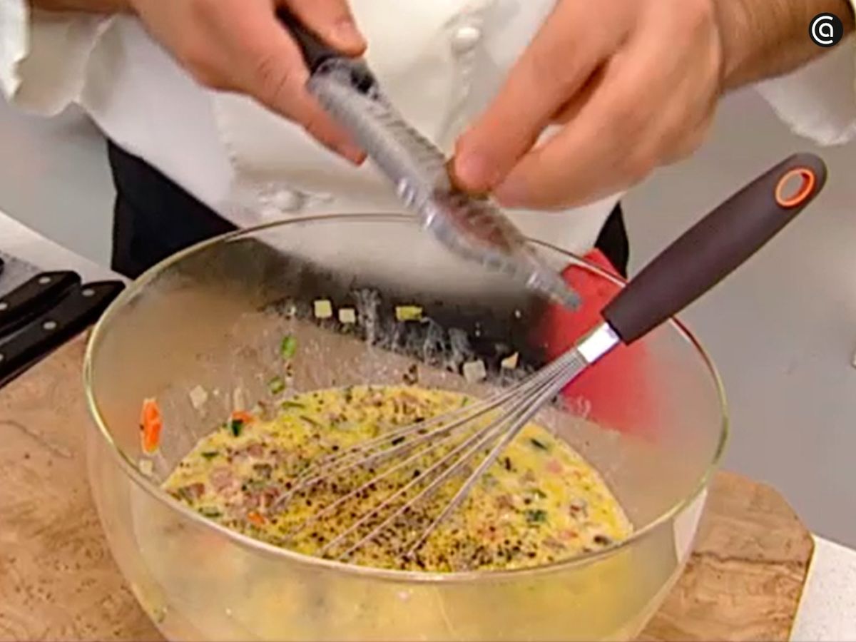 Incorpora los huevos, la leche evaporada y el queso a las verduras