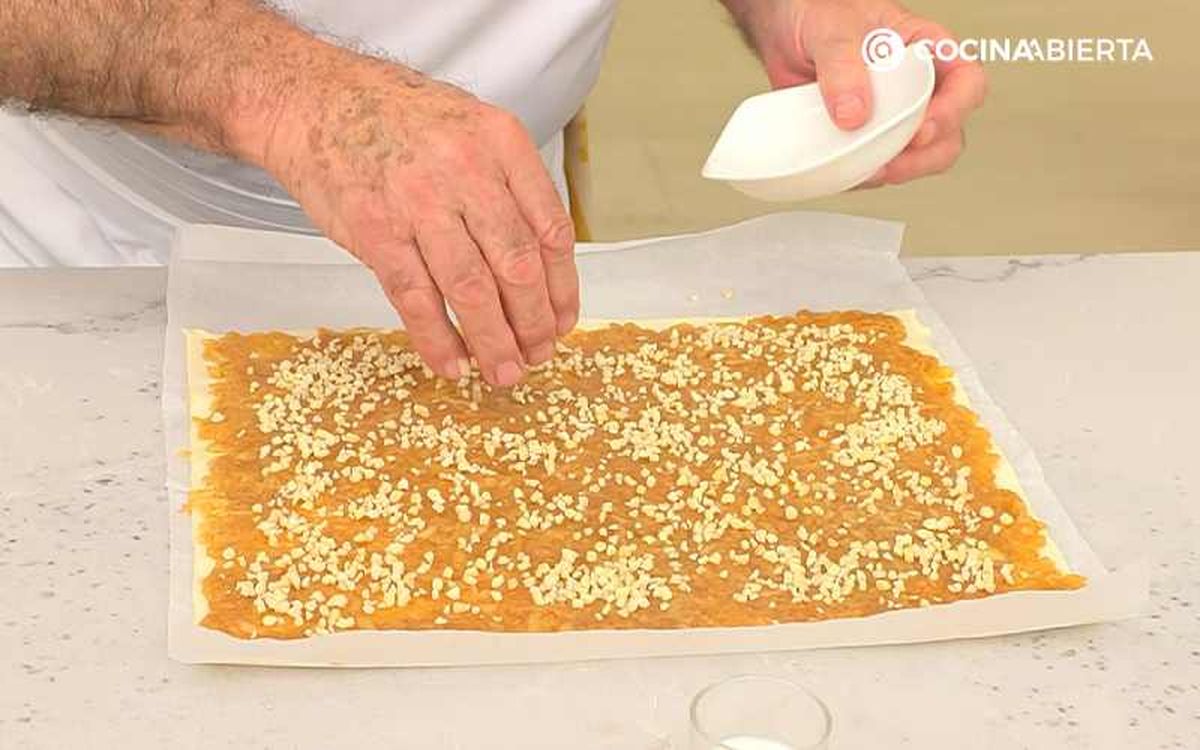 Salpica las manzanas con las almendras