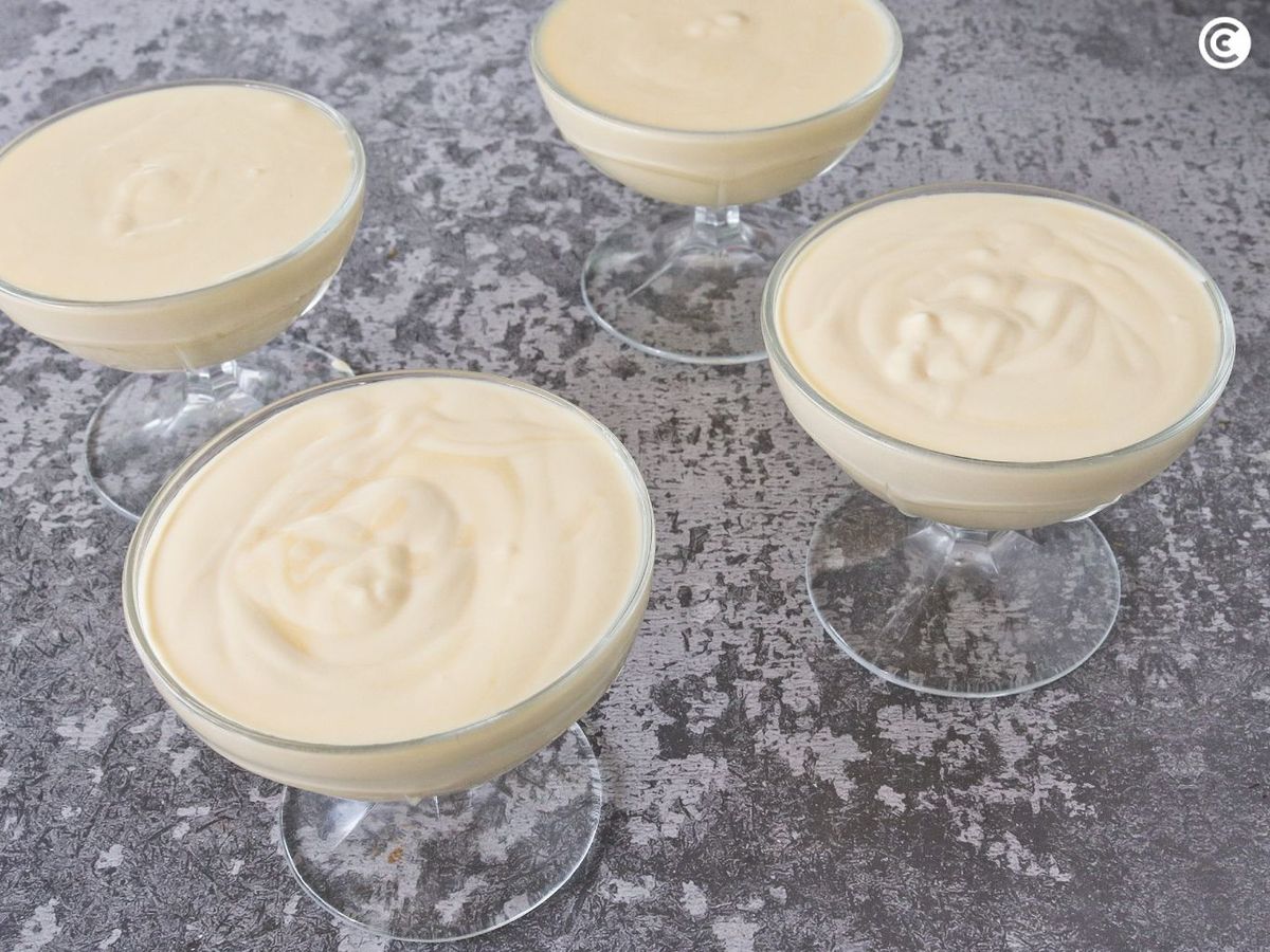 Repartir el mousse de maracuyá en vasitos de postre