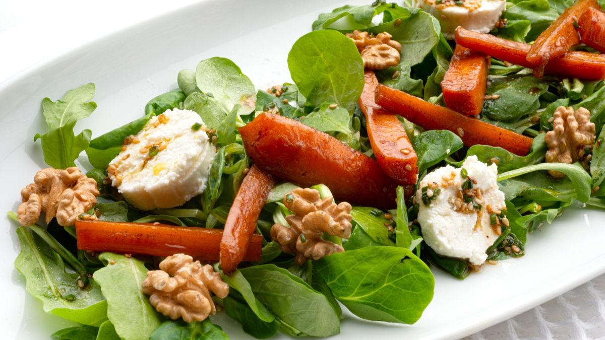 Prepara una sabrosa ensalada de queso de cabra y zanahoria con la receta de Karlos Arguiñano