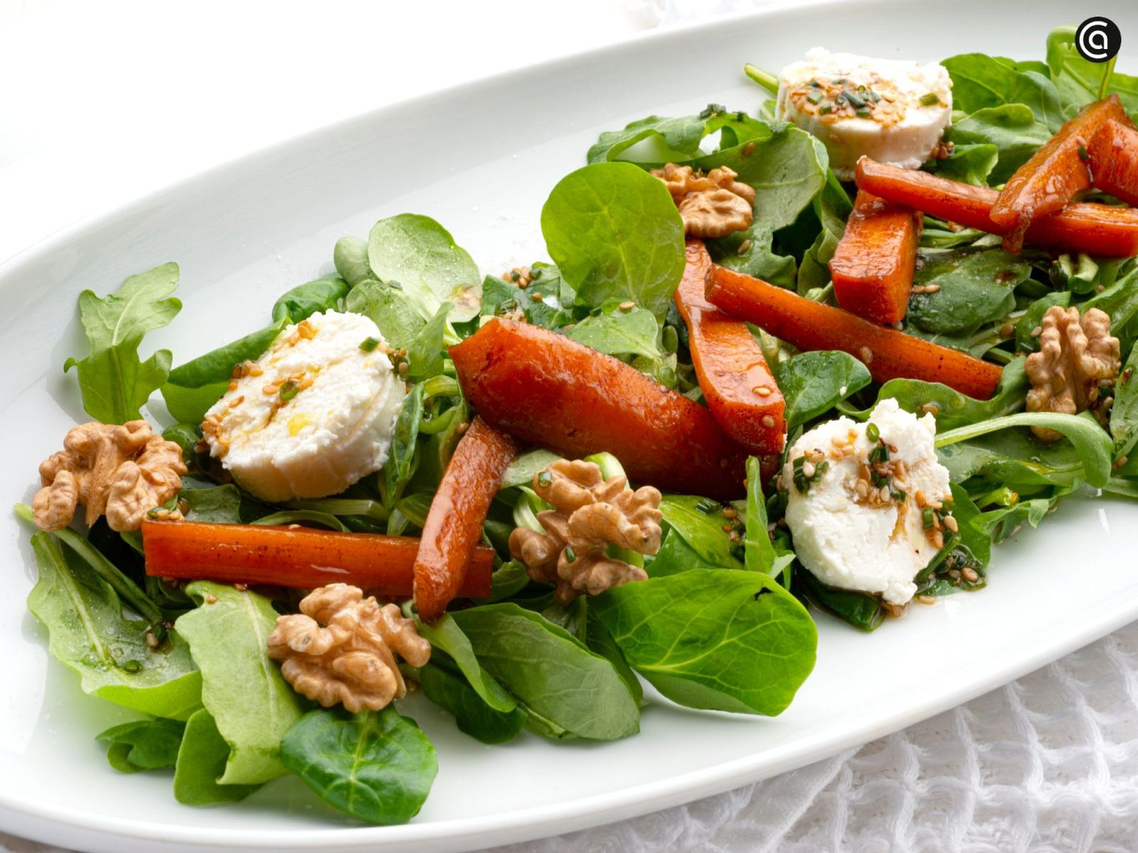 Prepara una sabrosa ensalada de queso de cabra y zanahoria con la receta de Karlos Arguiñano Prepara una sabrosa ensalada de queso de cabra y zanahoria con la receta de Karlos Arguiñano