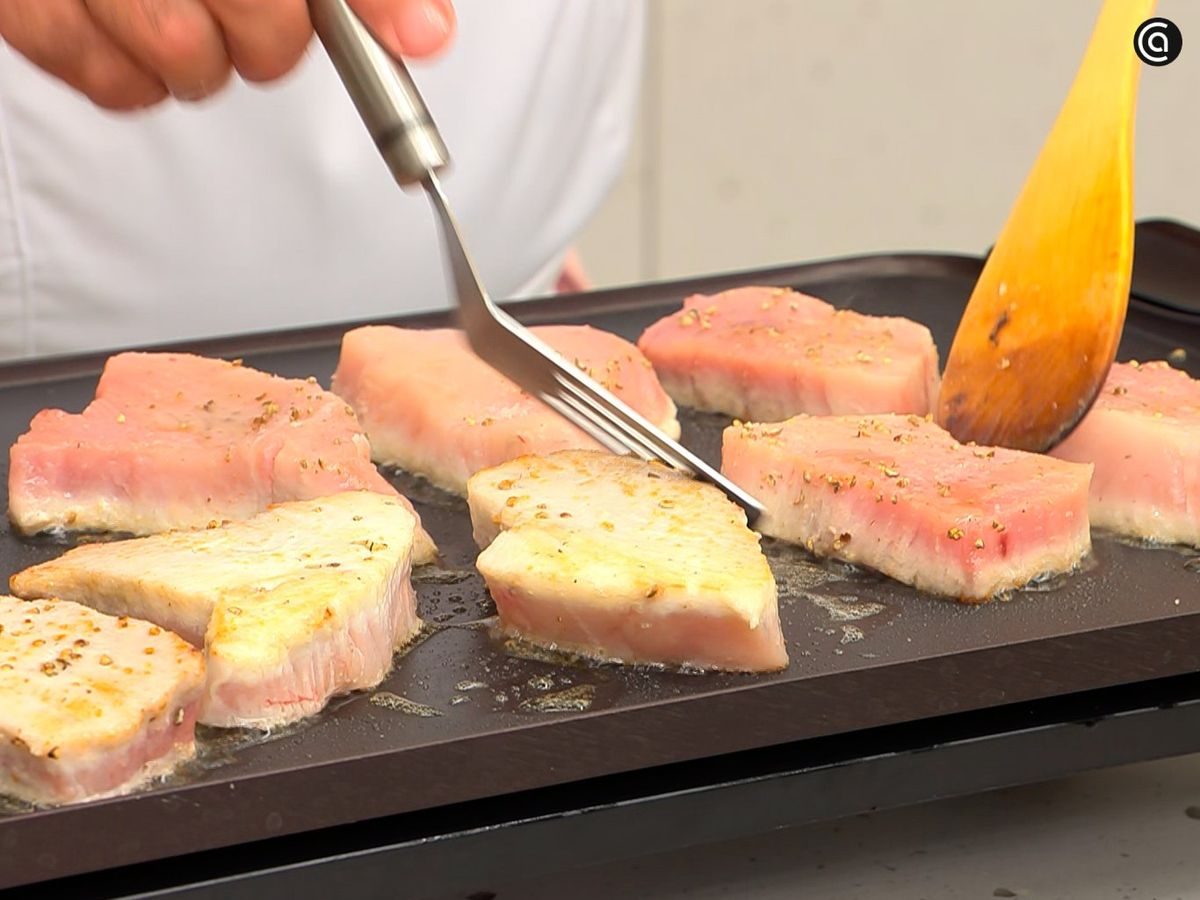 Corta el bonito y cocínalo a la plancha