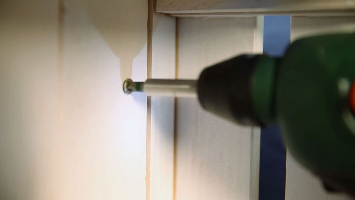 Hacer una mesilla de noche con una caja de madera paso 10