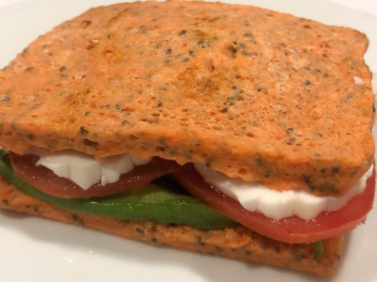 Variante de pan keto con zanahoria y huevo: colorido, jugoso y fácil de preparar.