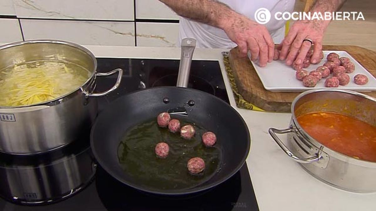 receta tallarines con albondigas de ternera y queso en alsa tomate karlos arguinano karl6715 paso3