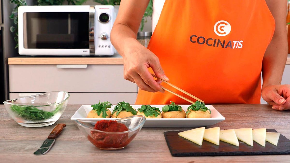 Receta de tosta de pan con mermelada de Pimientos del Piquillo de Lodosa, queso y rúcula  paso 3