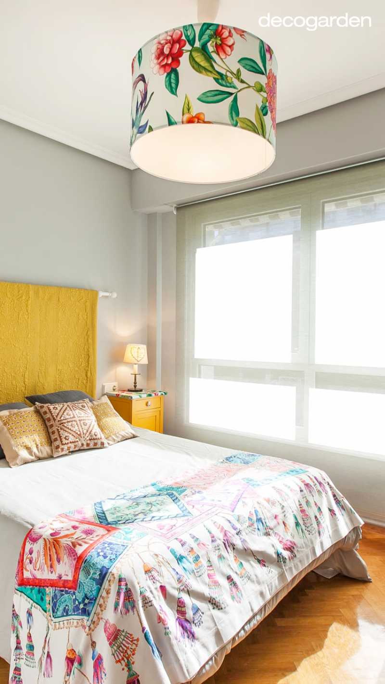 Dormitorio con lámpara con pantalla personalizada con tela floral. Dormitorio con lámpara con pantalla personalizada con tela floral.