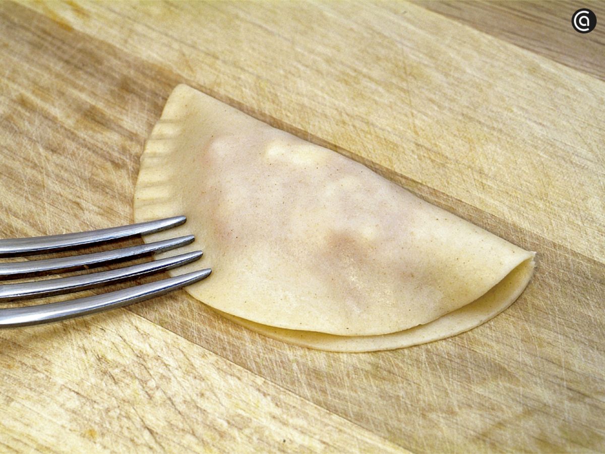Cierra las empanadillas presionando con un tenedor