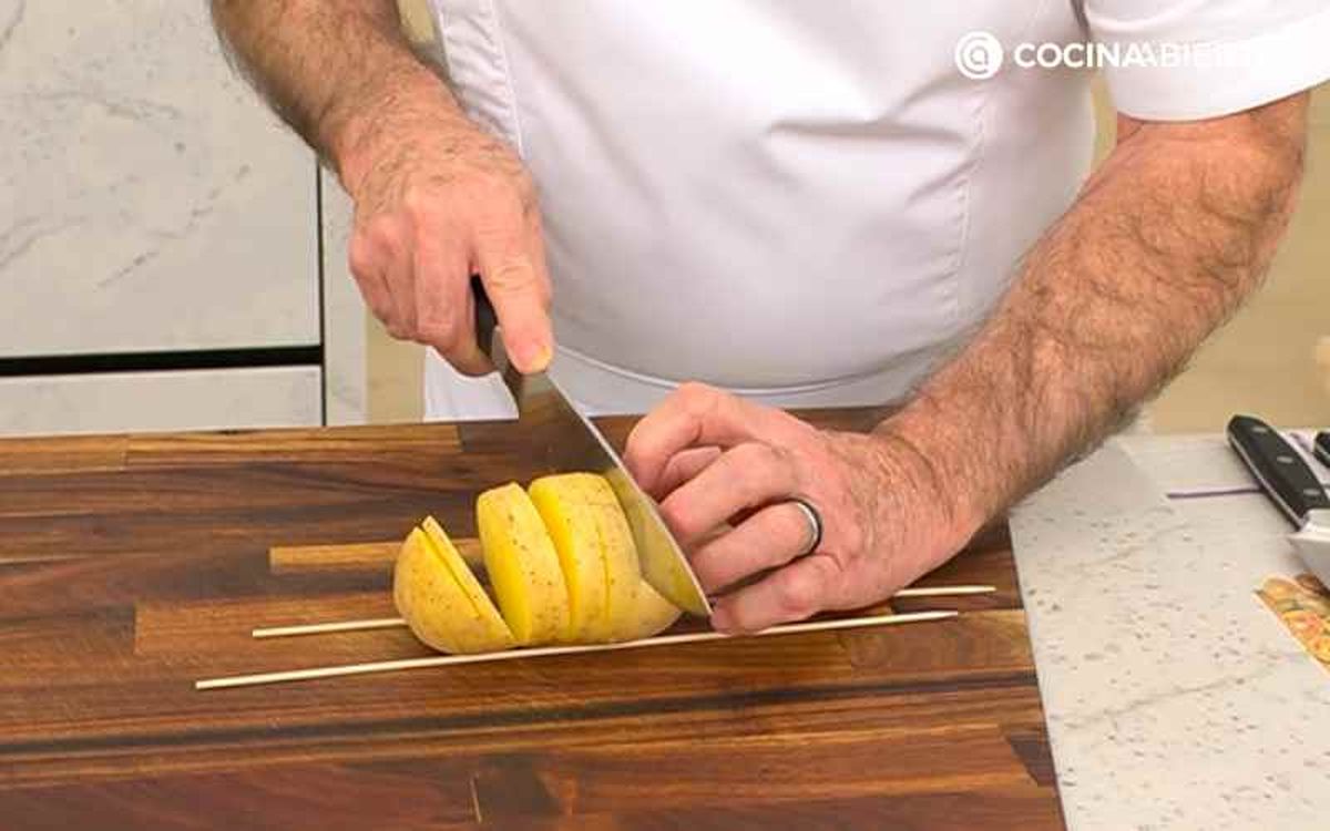 Prepara las patatas hasselback