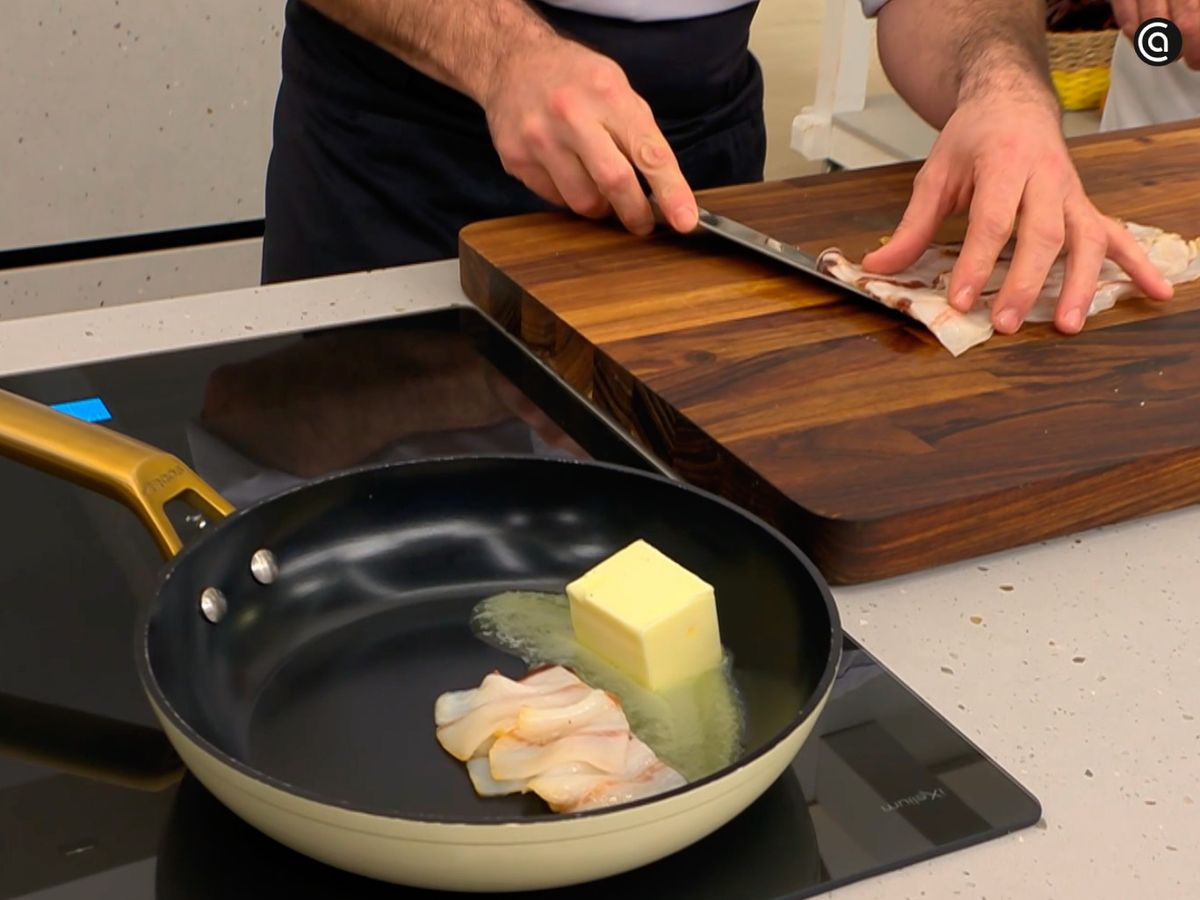 Cocina la panceta con mantequilla a fuego medio hasta que esté bien crujiente