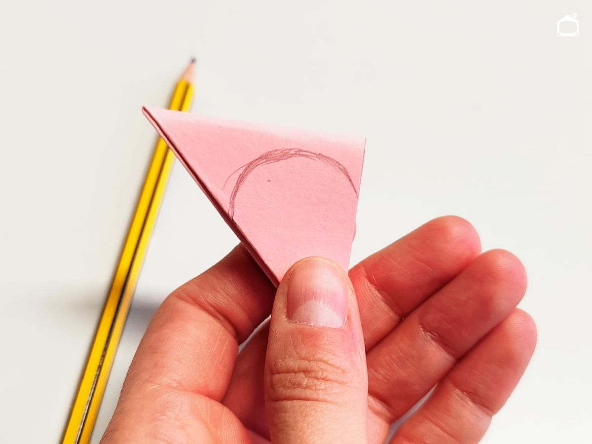 Tercer paso para hacer rosas de papel.