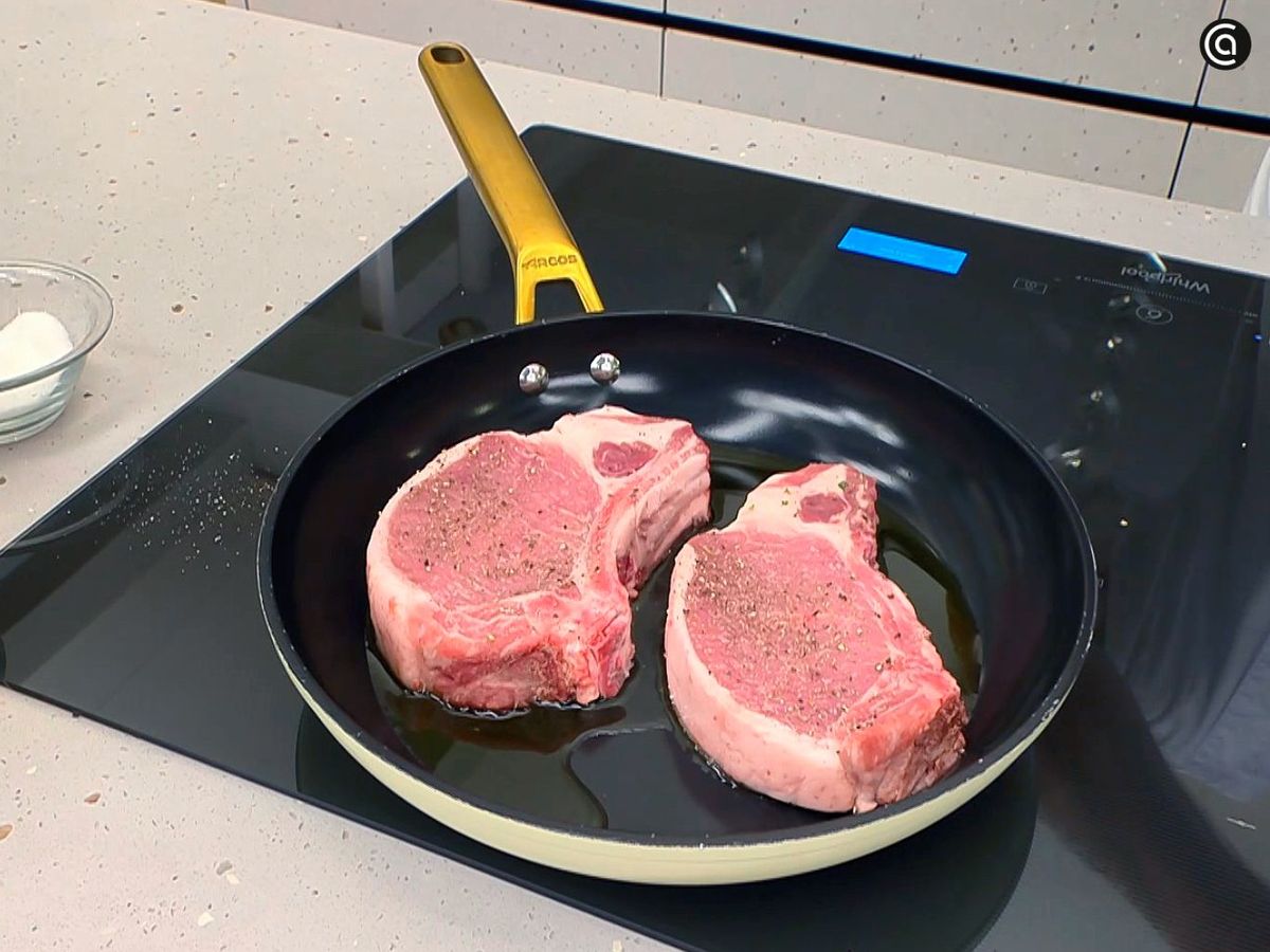 Sella las chuletas de cerdo para terminar de cocinarlas en el horno