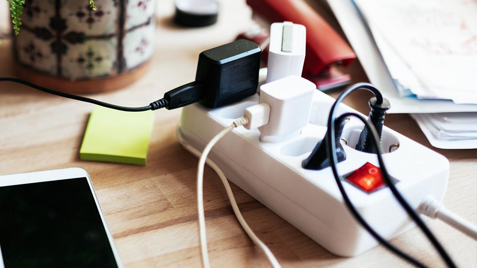 dejar el cargador enchufado consume electricidad y es malo mito realidad