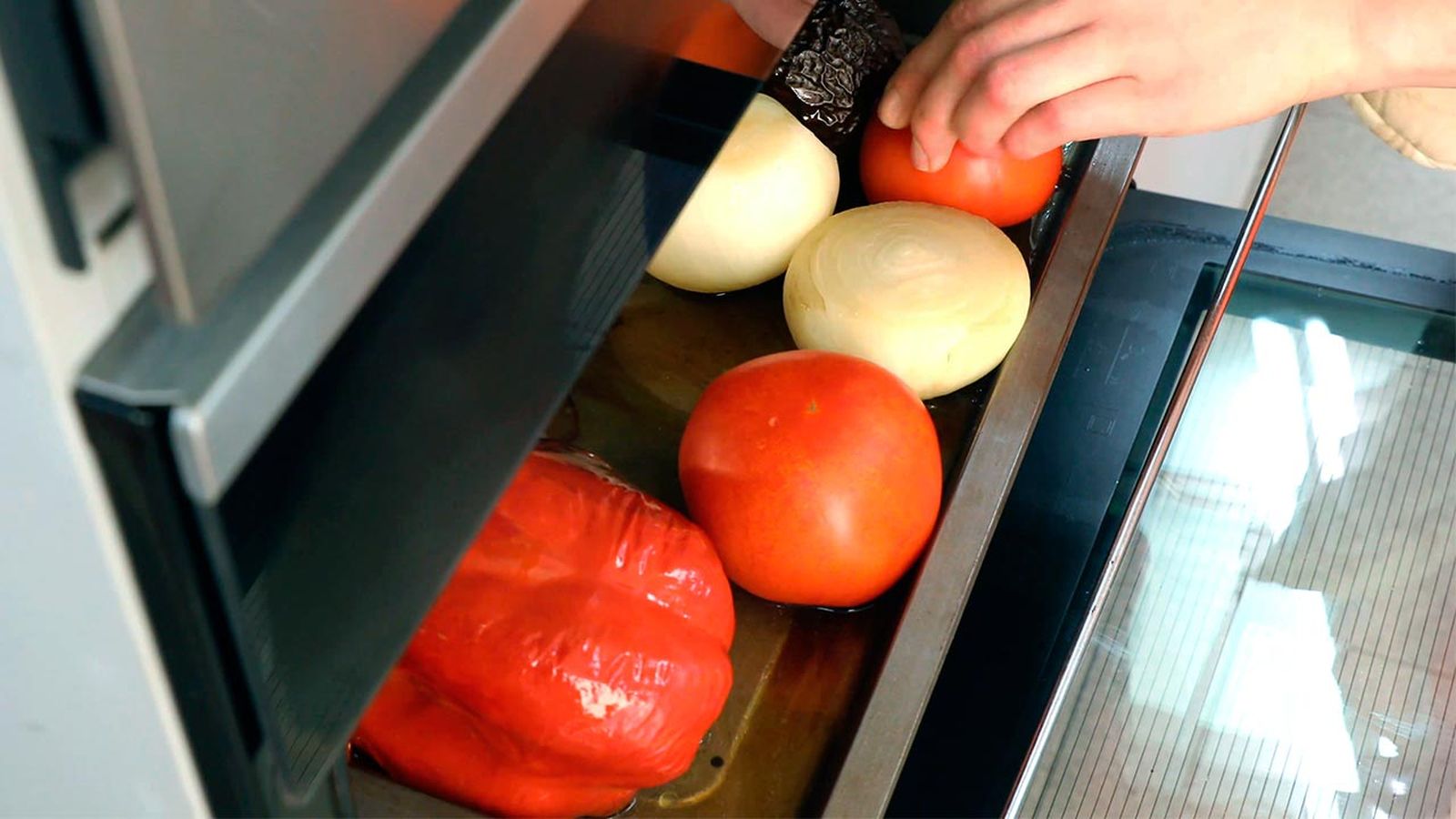 Añade los tomates a la bandeja Receta de escalivada de verduras asadas paso 3