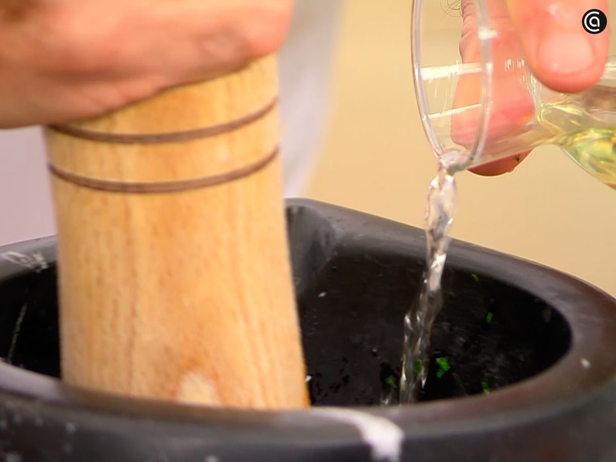 Coloca el ajo, el perejil, el vino y el aceite en un mortero y tritura bien