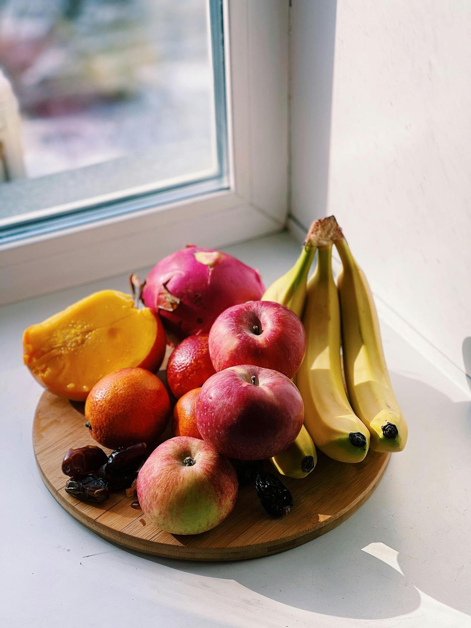 Tabla de madera con frutas. Tabla de madera con frutas.