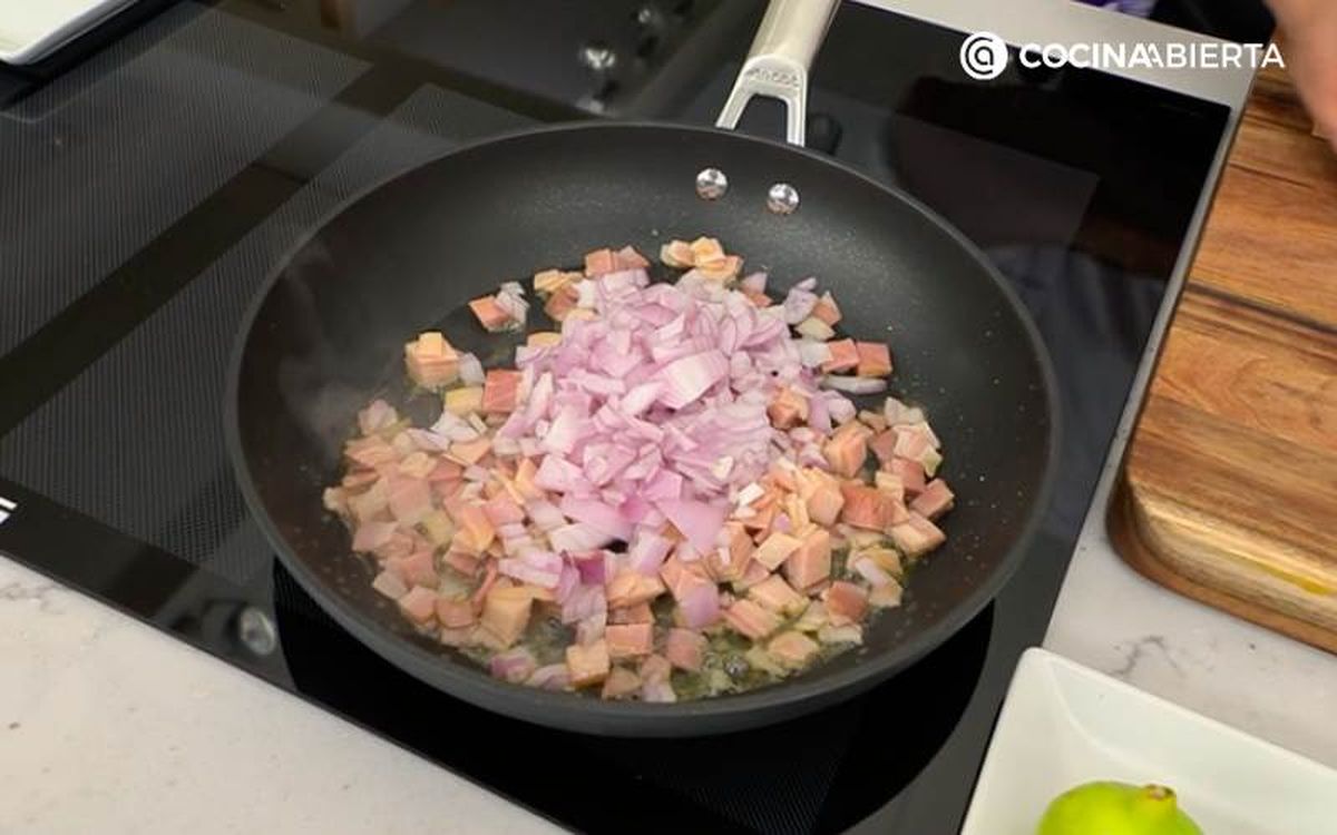 Rehoga la cebolla y la panceta a fuego medio