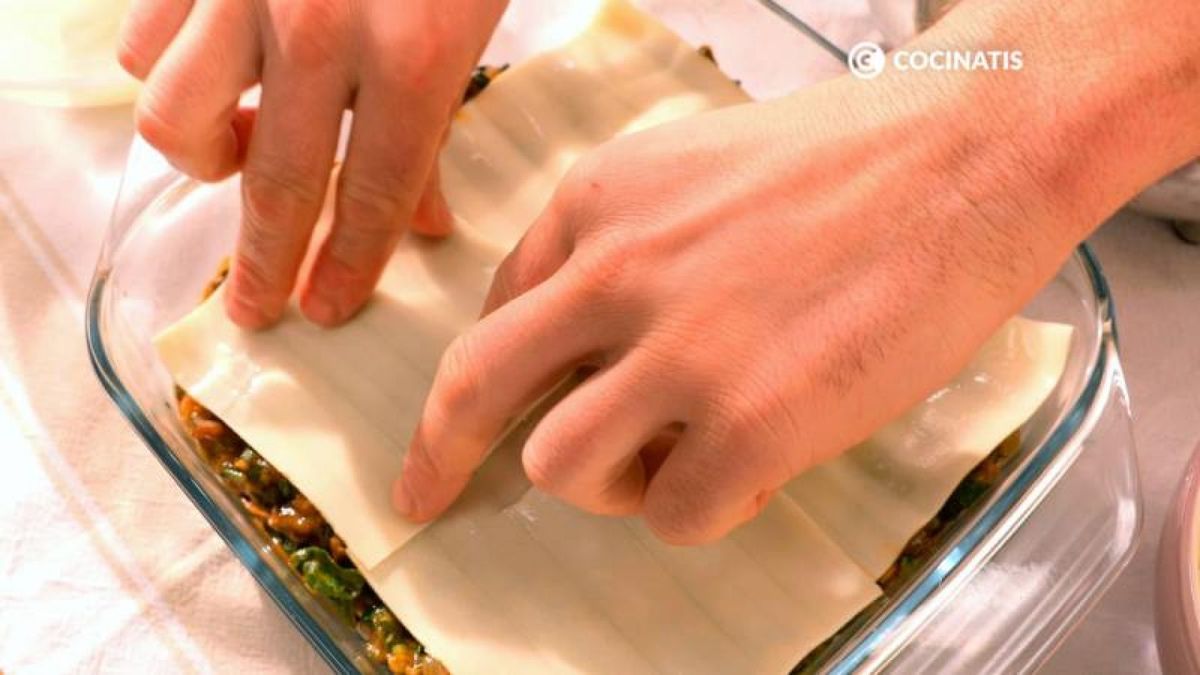 Monta la lasaña intercalando la pasta y la verdura