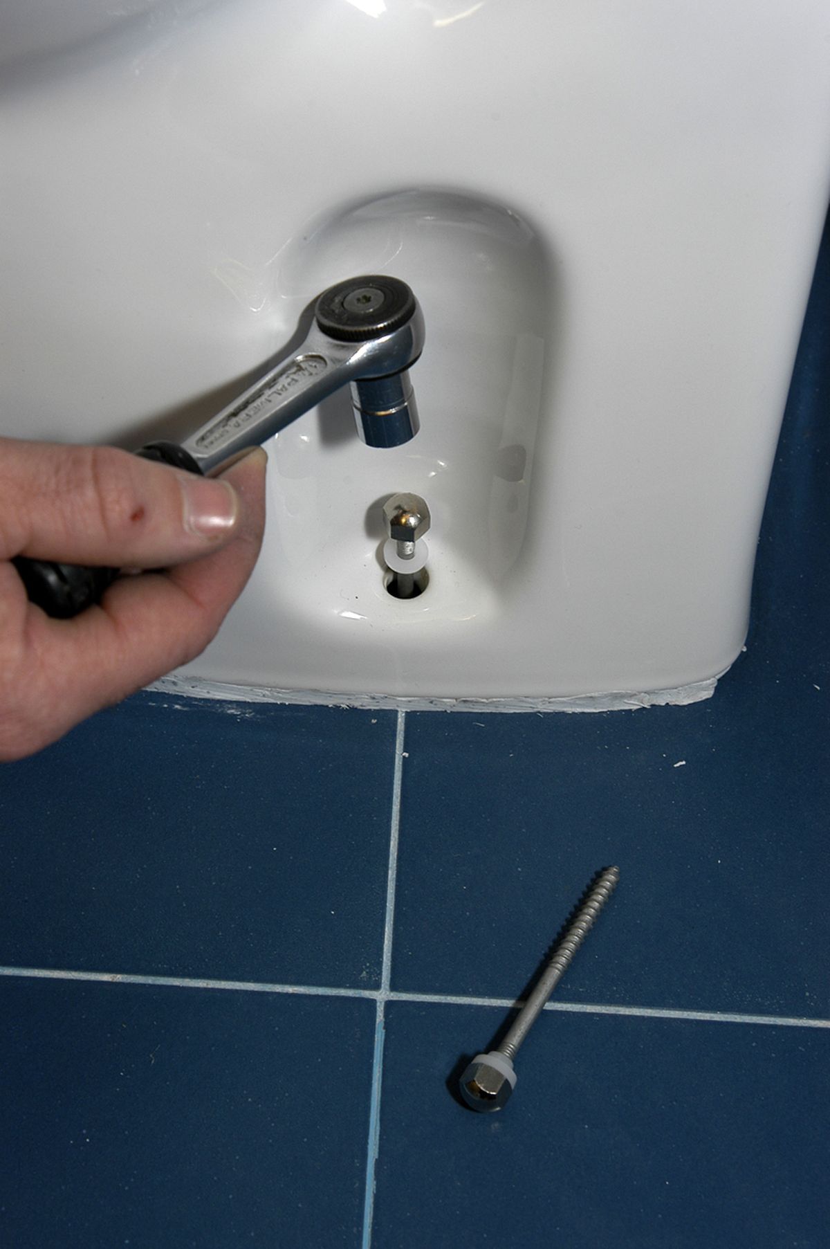 Instalar un inodoro paso 6