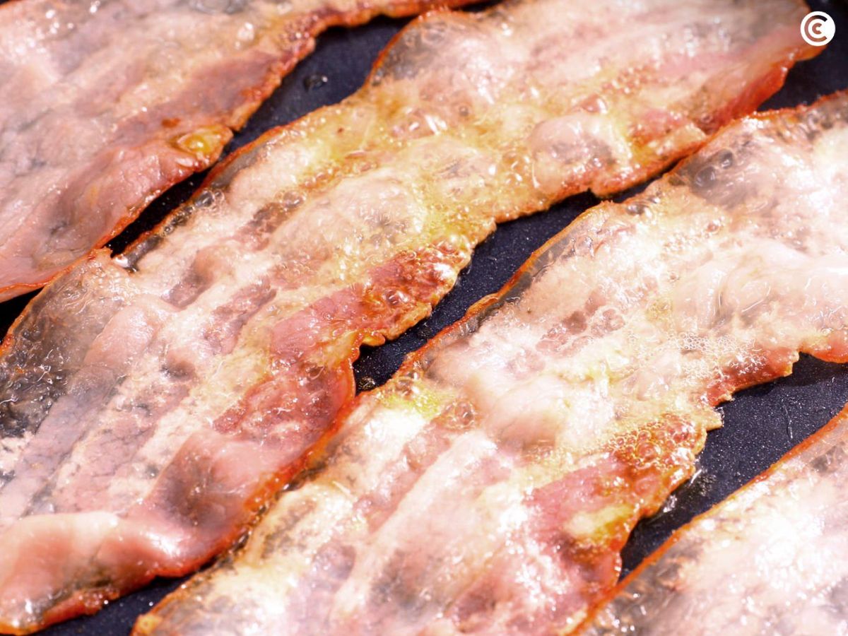 Dorar el bacon para los huevos benedict