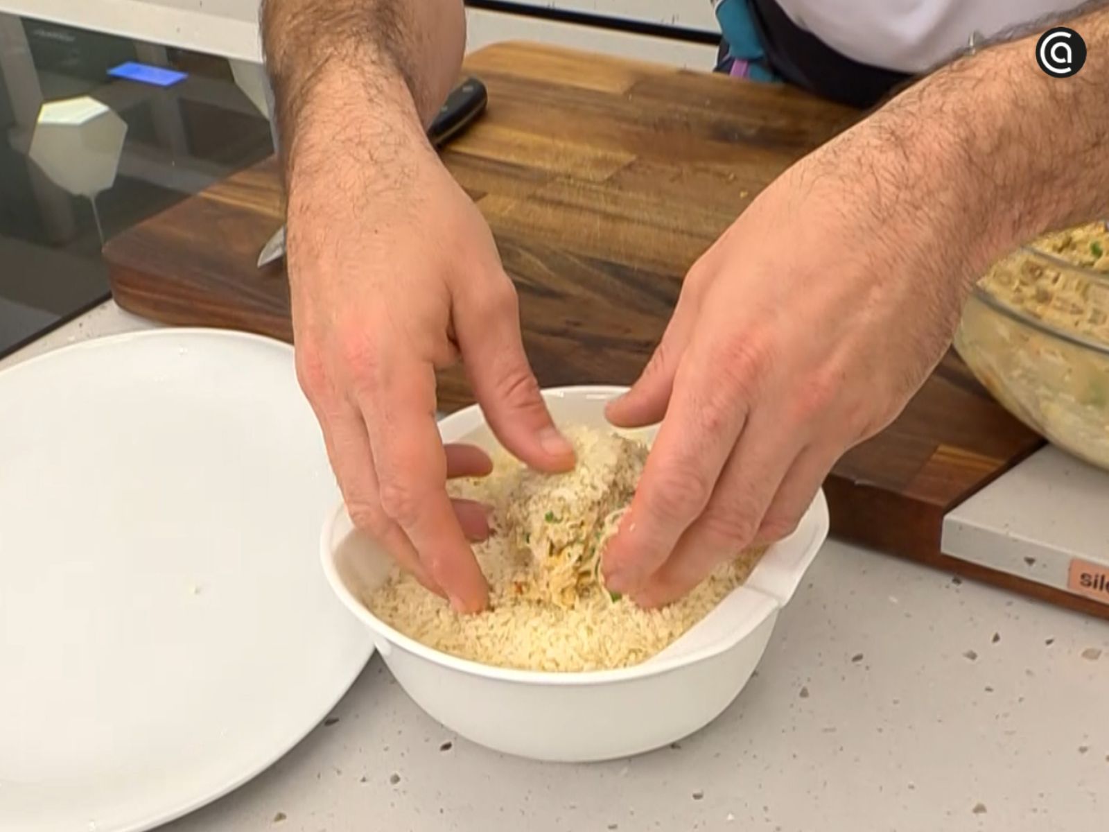 Da forma y reboza la mezcla en panko o pan rallado.