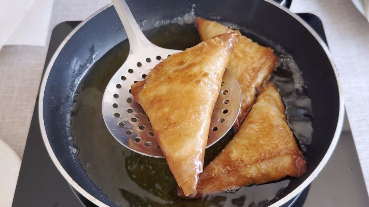 Freír samosas de pollo
