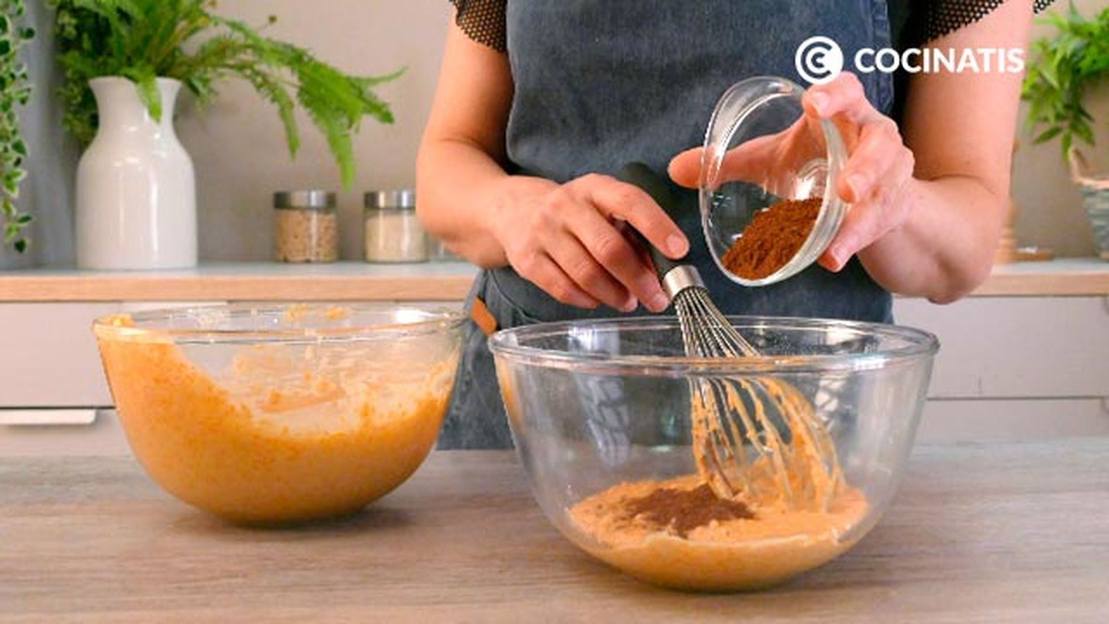 Divide la masa y mezcla una de las partes con cacao Receta de magdalenas de calabaza, chocolate y nueces paso 4