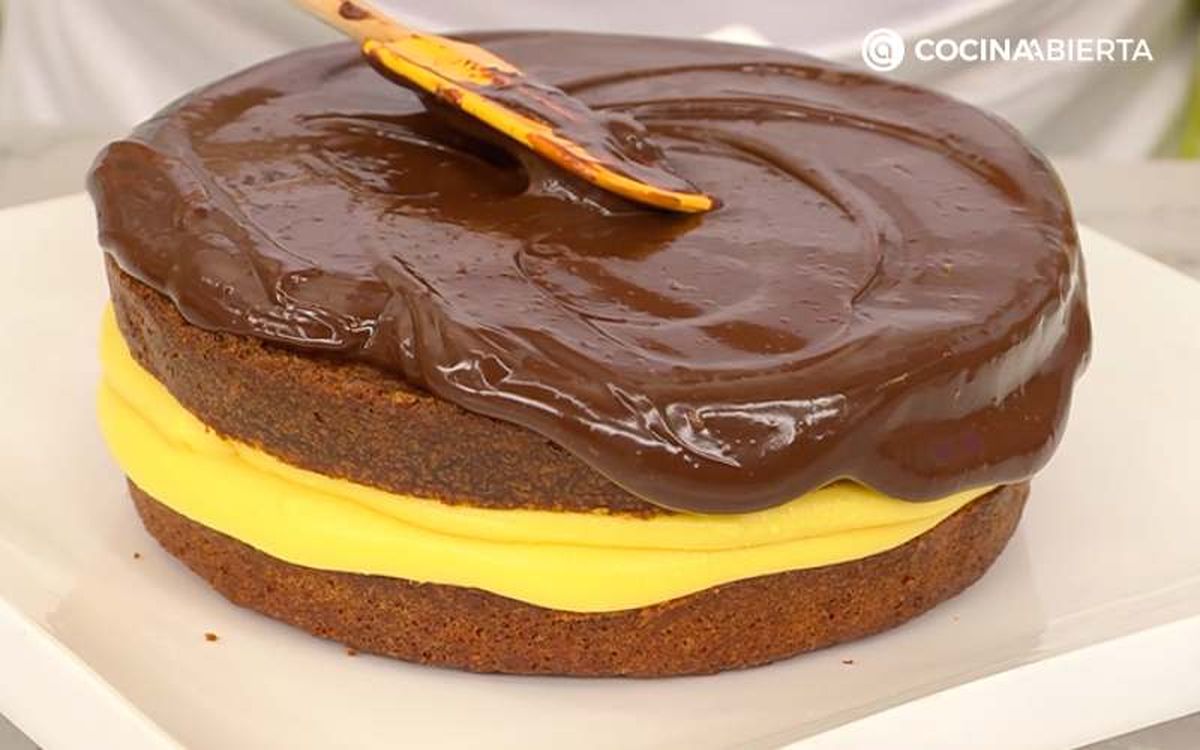 Cubre con ganache el bizcocho relleno de crema pastelera