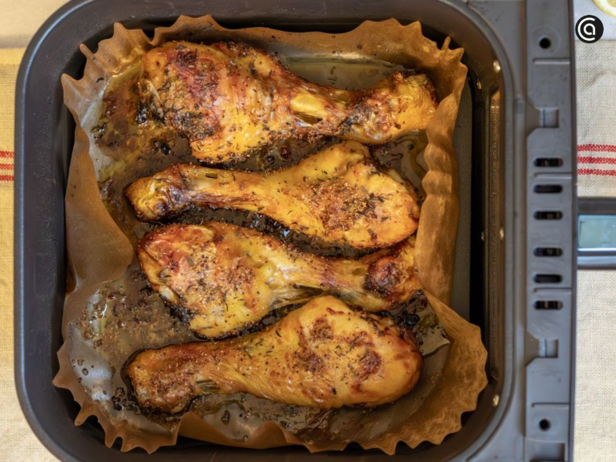 Muslos de pollo en freidora de aire para una cena práctica y rápida.